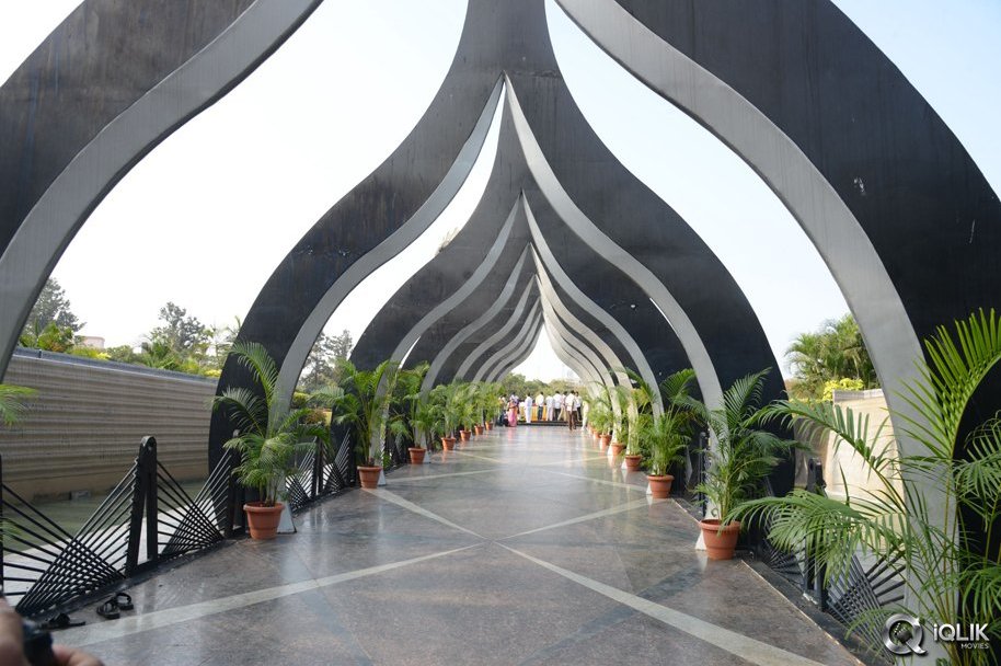 NTR-Family-Visit-to-NTR-Ghat-2016